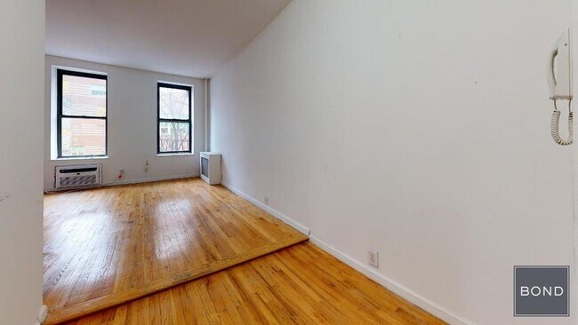 Primary Photo - 335 E 92nd St