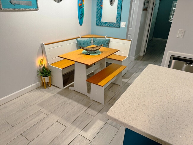 Building Photo - Breathtaking Lower PH Beachfront 2/2 Condo