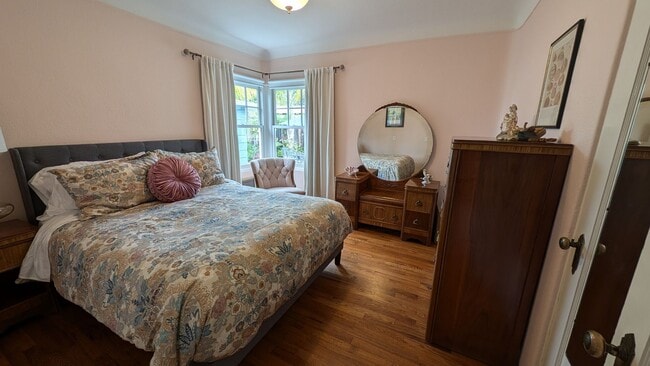 Building Photo - Great Seabright area 2/1 Fully Furnished Home