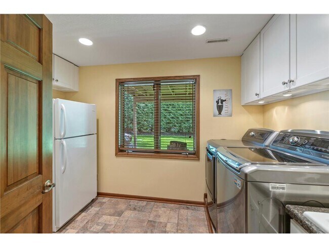 Building Photo - 9378 Olympia Dr