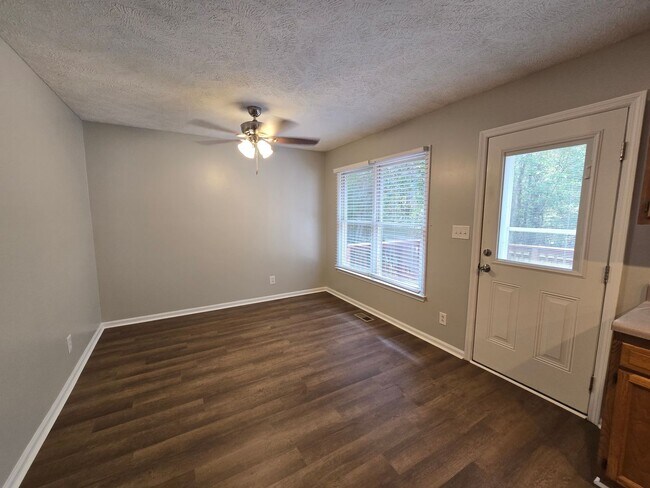 Building Photo - NEW LISTING!!!!!