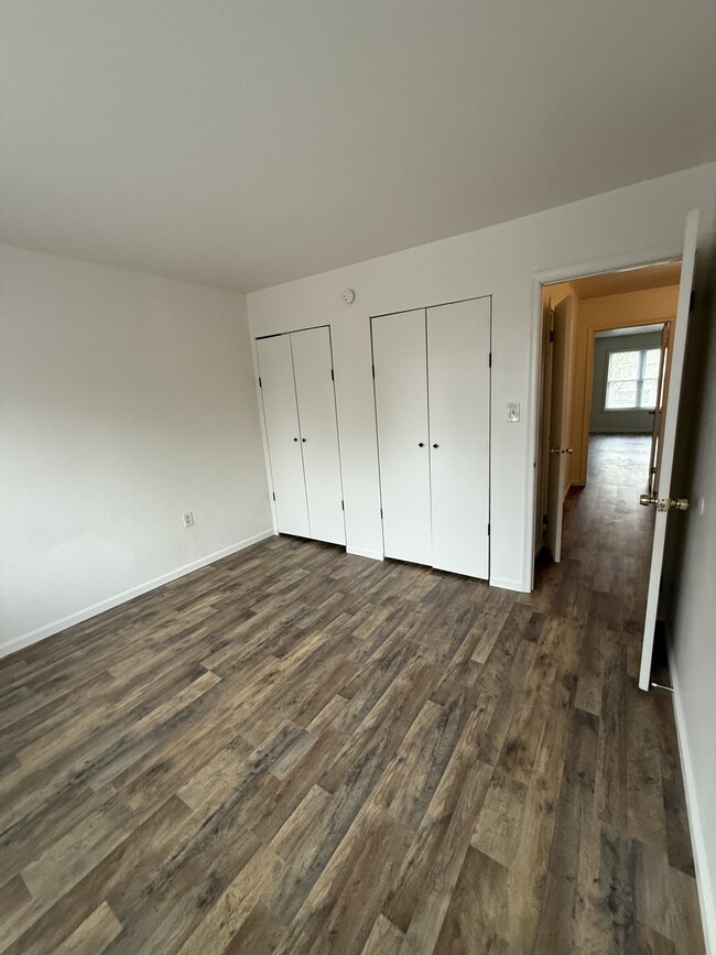 Building Photo - 345 Tamarack Dr