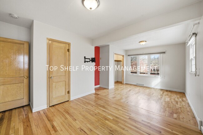 Building Photo - 502 Lacona Ave