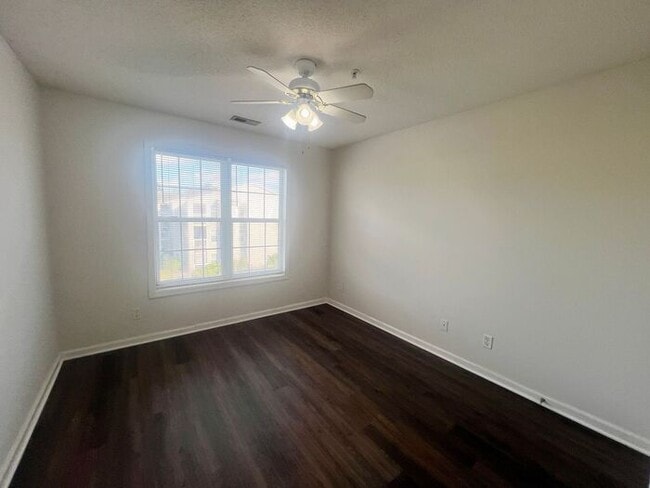 Building Photo - Freshly Painted! New Luxury Vinyl Plank Fl...