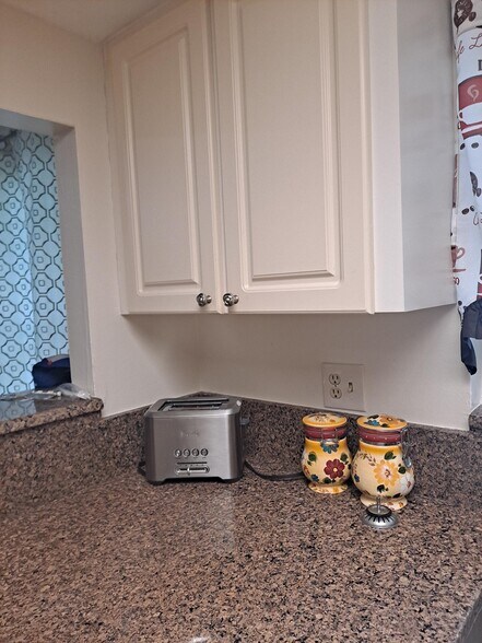 Building Photo - 811 Granite Rd