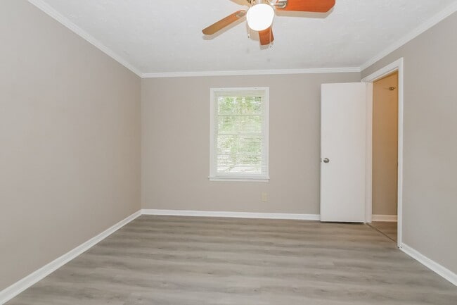 Building Photo - 5434 Lake Dr