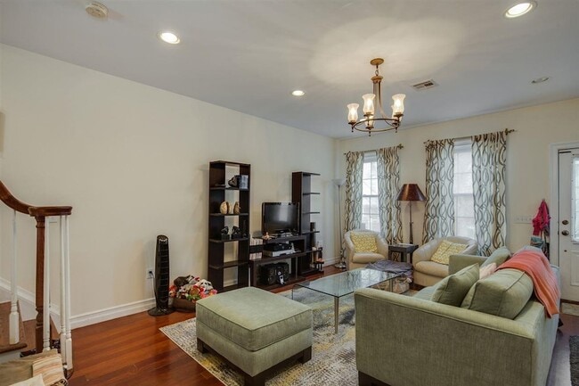 Primary Photo - 313 4th St