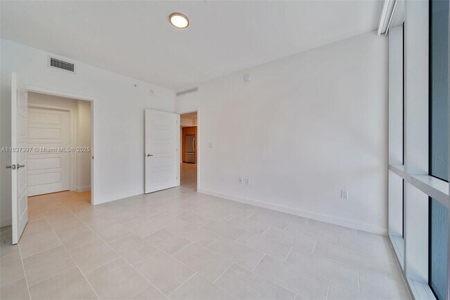 Building Photo - 2150 N Bayshore Dr