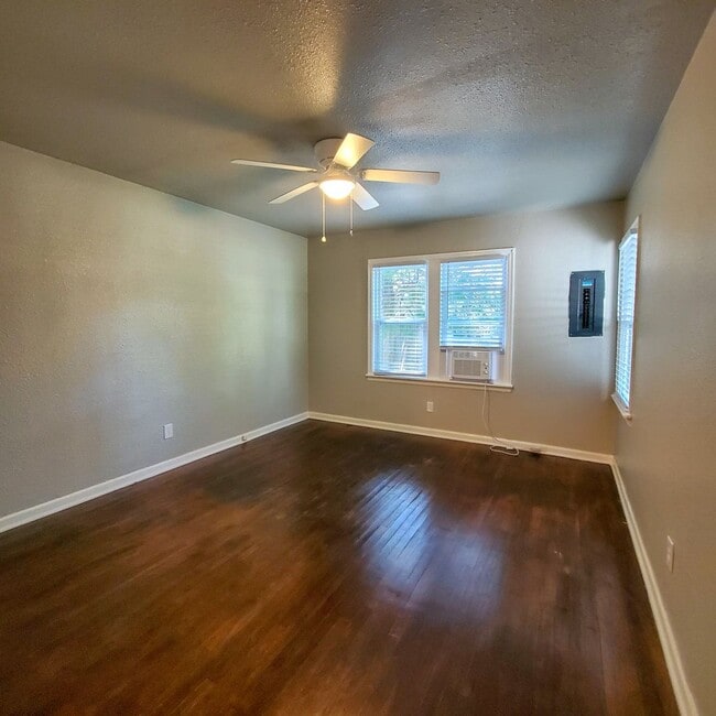 Building Photo - 2 Bedroom 1 bath Duplex