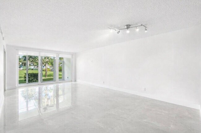 Building Photo - 500 Oaks Ln