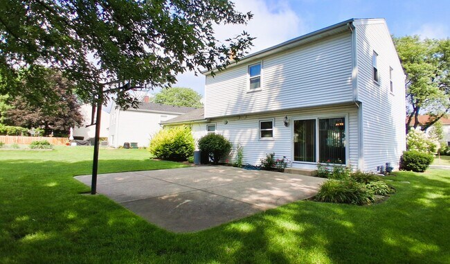 Building Photo - 920 Chaucer Way