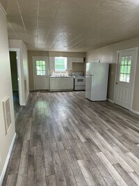 Building Photo - Remodeled 2 bedroom country home!