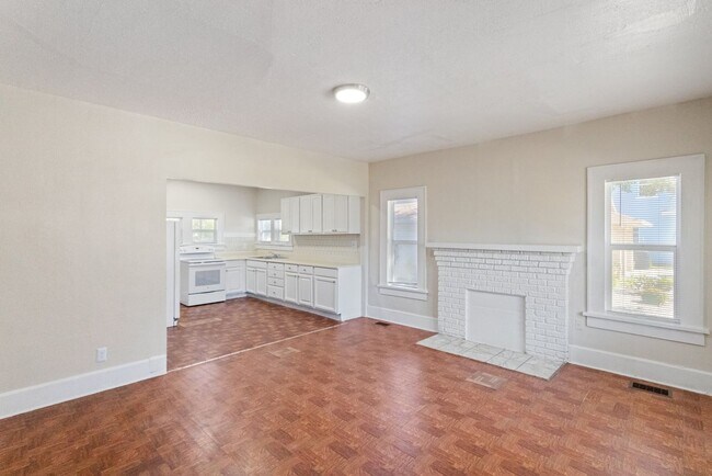 Building Photo - Cute 2bdrm/1bath Bungalo ** Section 8 OK ** Ready March 15