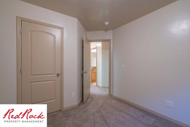 Building Photo - Beautiful 3 bedroom, 2.5 bathroom Townhome...