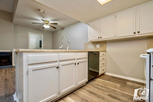 Building Photo - Fully Remodeled Townhome with Loft and Pri...