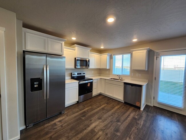 Building Photo - Beautiful & Brand New! 3 Bedroom, 2.5 Bath-Washer & Dryer Included!