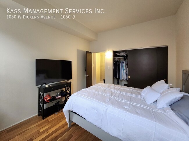 Building Photo - 1050 W Dickens Ave