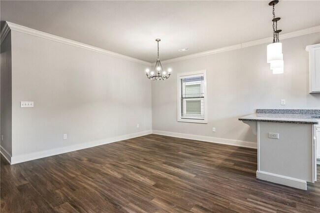 Building Photo - 835 NE Hts Ln