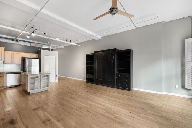 Building Photo - Spacious 1BD, 1BA Downtown Condo with Parking Spot