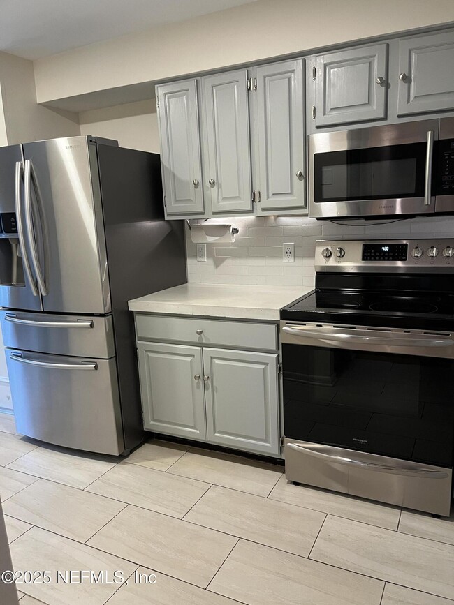 Building Photo - 1809 Kings Way