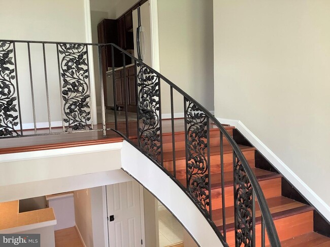 Building Photo - 9300 Southmoor Ct