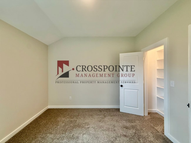 Building Photo - Stunning 3 bedroom 2 bathroom Home!