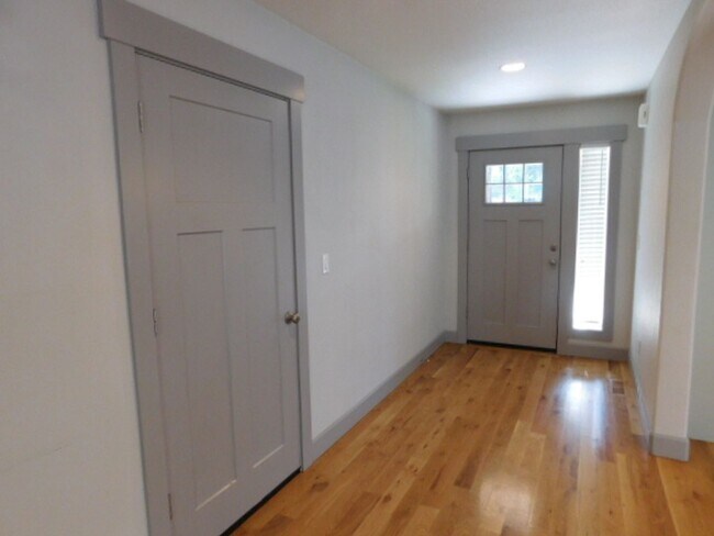 Building Photo - 3Bd/2Ba Single Story Home - Available Soon!