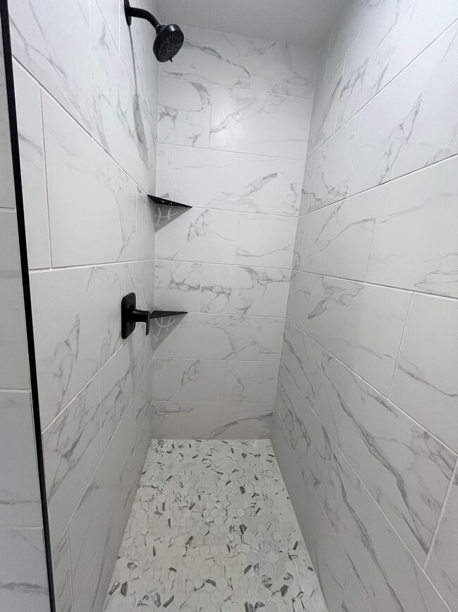 Building Photo - 4 Bed/3.5 Bath with 4 Stall Heated Garage!