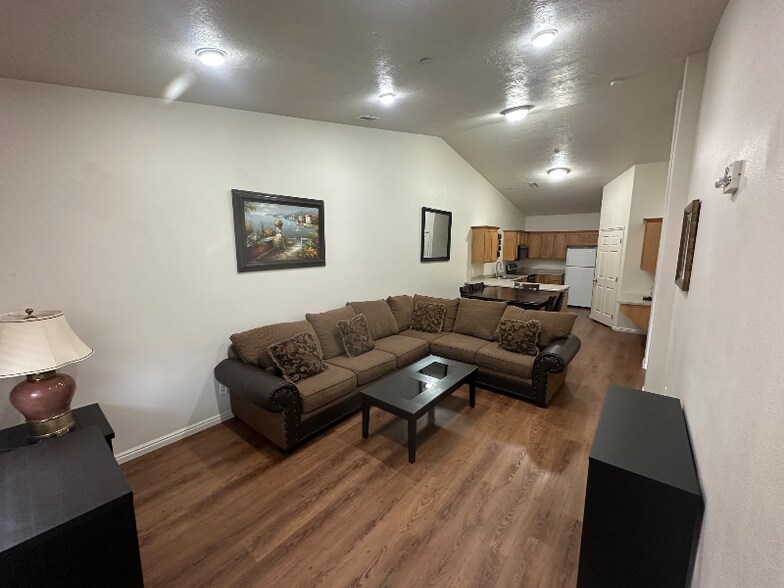 Building Photo - 1931 N Canyon Rd