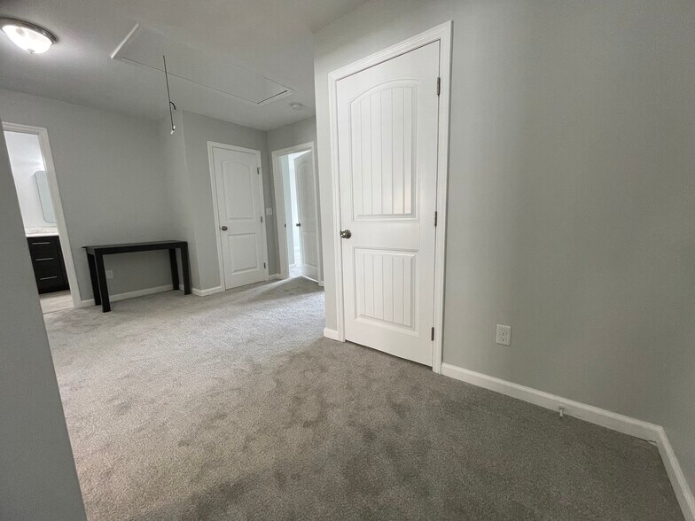 Building Photo - 1605 Villa Cir