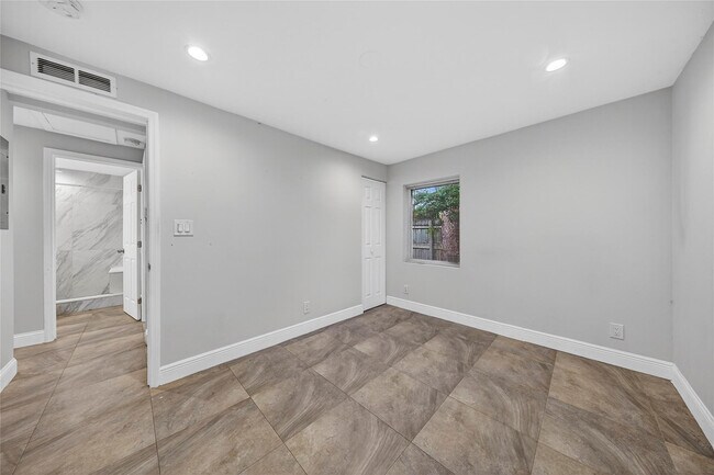 Building Photo - 2009 NW 21st Ave