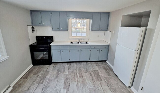 Building Photo - 400-404 Moul Avenue