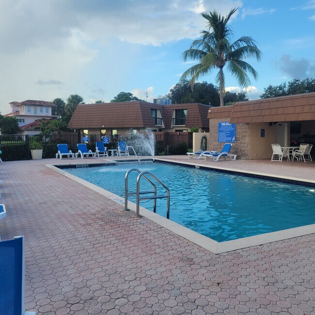 Building Photo - 825 Center St