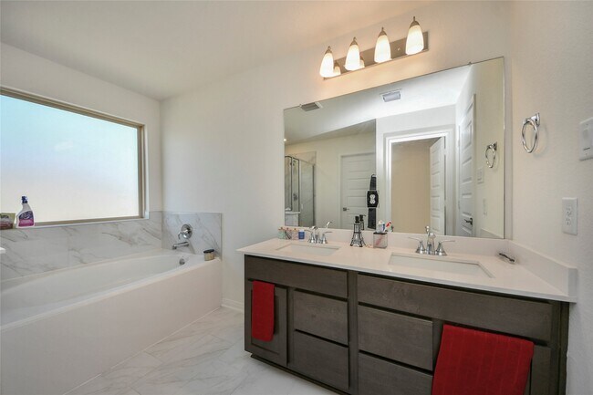 Building Photo - 4852 Sun Fls Dr