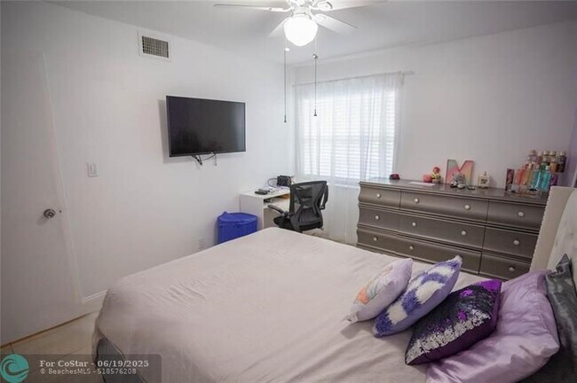 Building Photo - 8421 Lagos De Campo Blvd