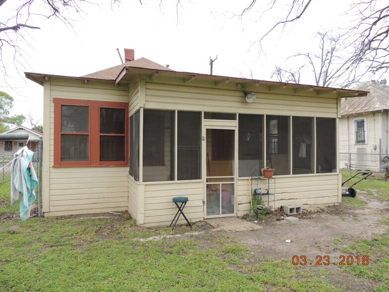 Building Photo - 1118 Essex St
