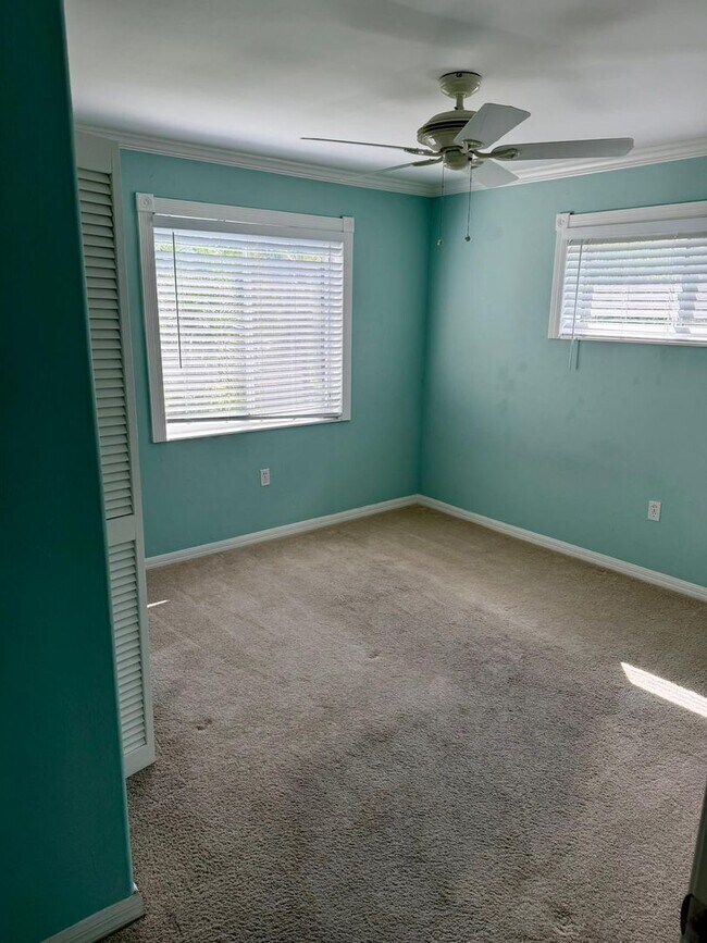 Building Photo - Stunning Sandpiper Bay 2 bed/2 bath end unit condo