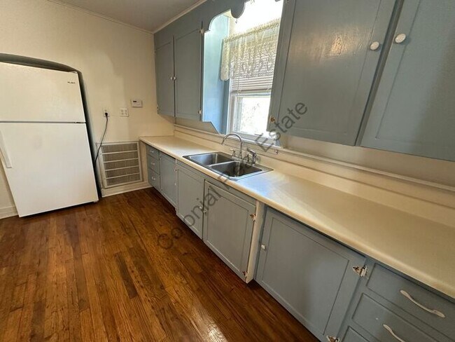 Building Photo - Cozy 2 Bed 1 bath house with detached garage and central Heat and air and washer/dryer hookups in...