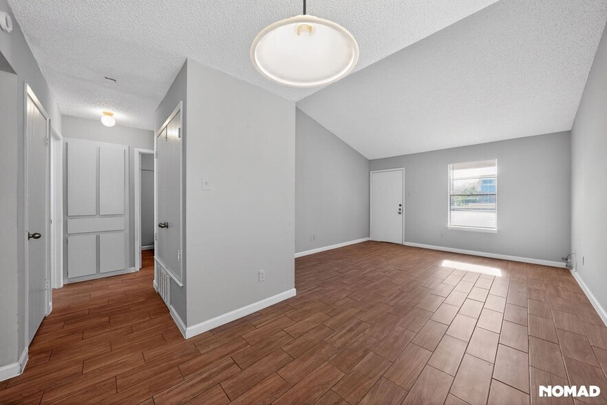 Building Photo - 1600 W Braker Ln