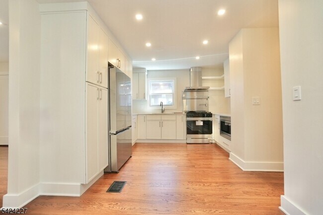 Building Photo - 25 Sanford Ave