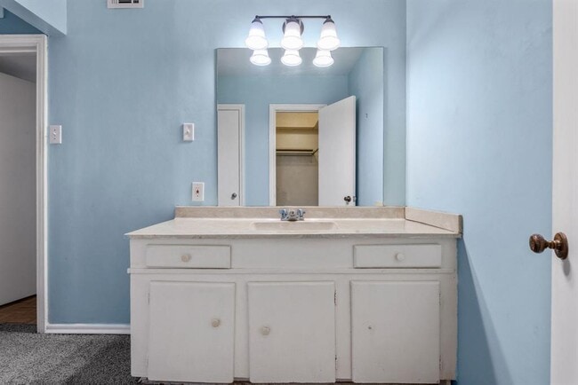 Building Photo - 505 W 7th St