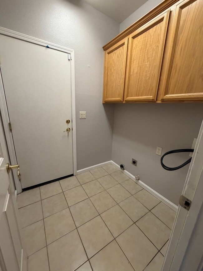 Building Photo - 3 bedroom + office | 2 bathroom | Single family home