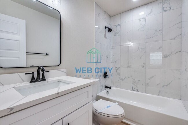 Building Photo - 2546 Kathleen Ave