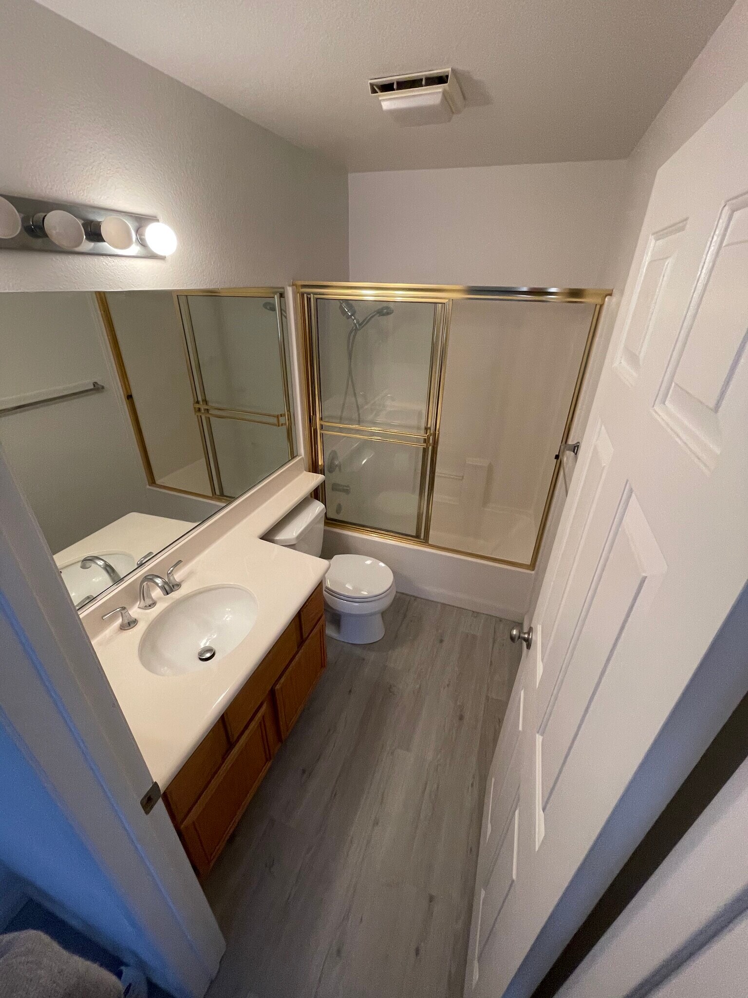 Master bath - 21832 S Vermont Ave