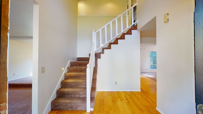 Building Photo - Prime Mountain Park Location! Minutes to D...