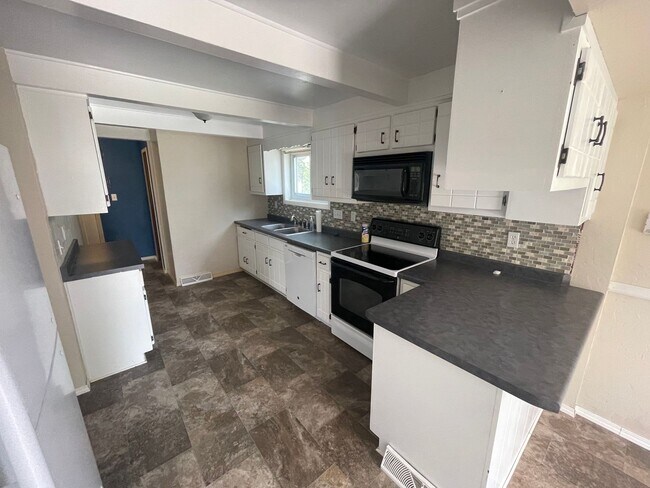 Building Photo - 2 Bed 1 Bath Single Family Home