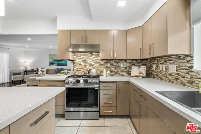 Building Photo - 9231 White Oak Ave