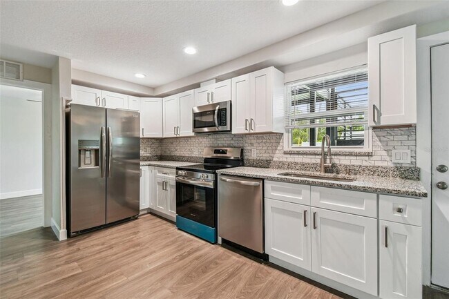 Building Photo - 650 E Tarpon Ave