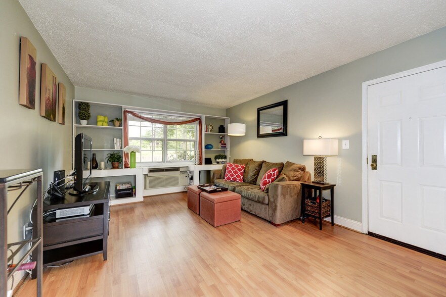 Living Room - 1618 W Abingdon Dr