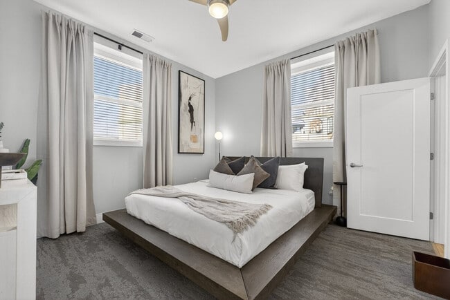 Building Photo - 1424 N Park Pl